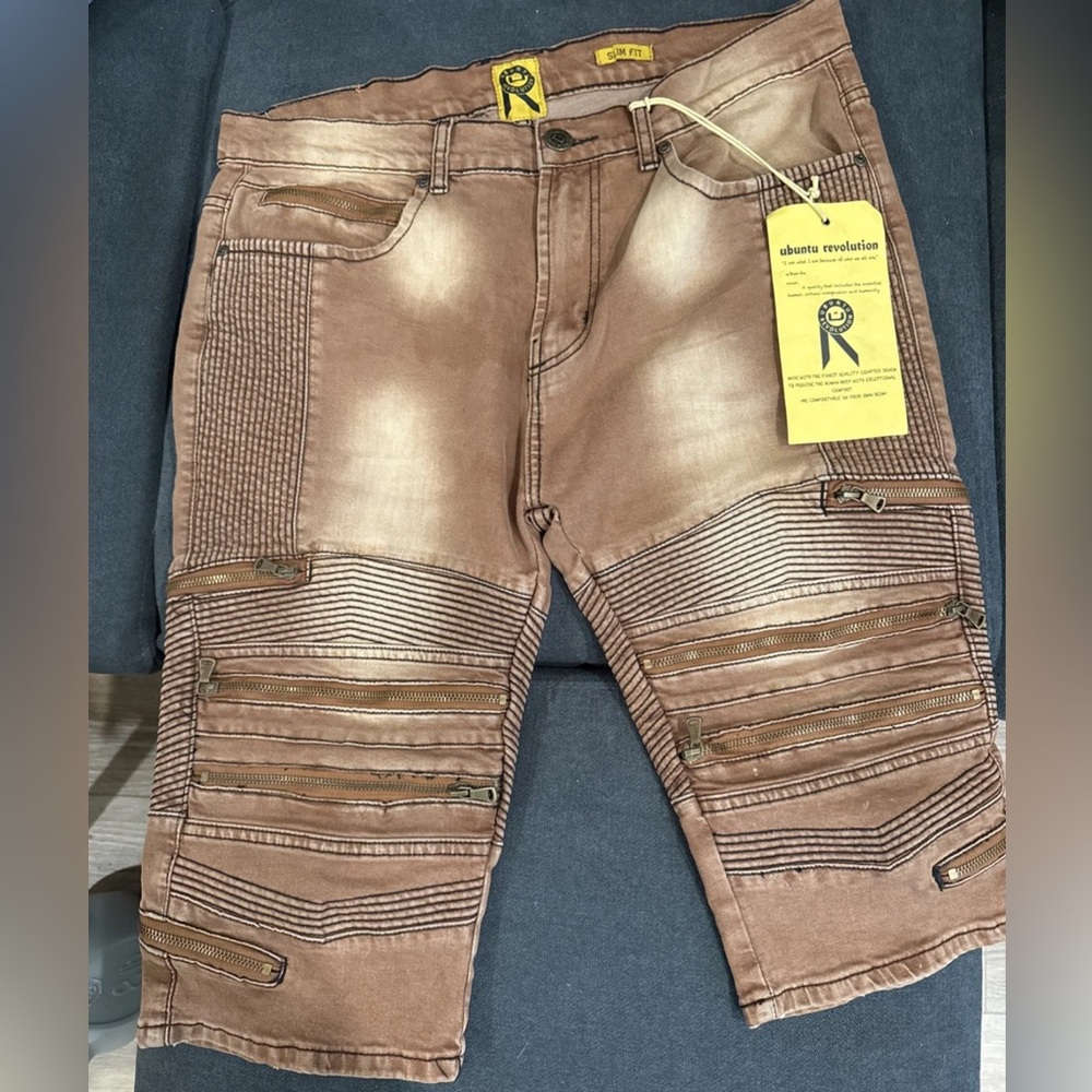 Ubuntu Revolution Tribal Slim Fit
Jean Shorts New with tags Size 34